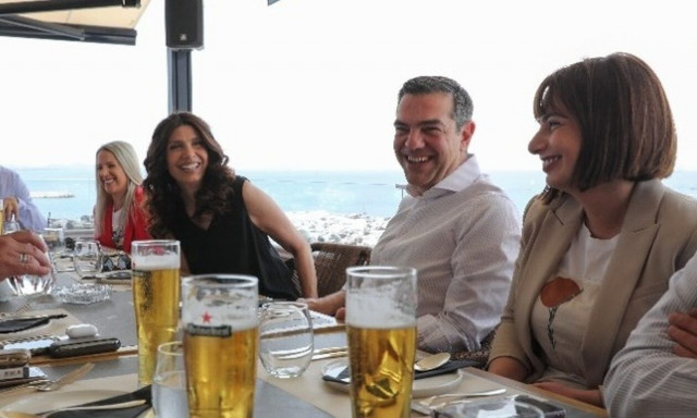 Εκλογές 2023- Αλέξης Τσίπρας: Στιγμές χαλάρωσης σε εστιατόριο στον Πειραιά