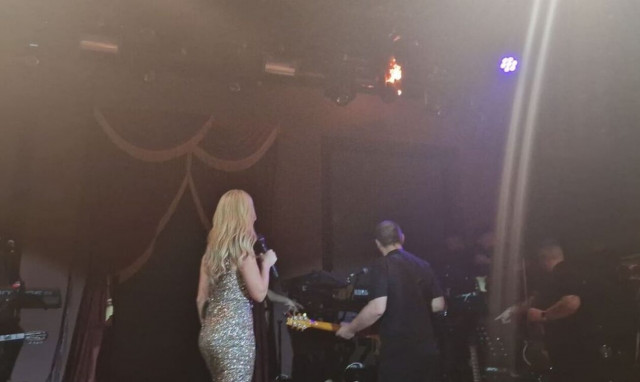 Θεσσαλονίκη: Φωτιά στη σκηνή ενώ τραγουδούσαν η Νατάσα Θεοδωρίδου και ο Γιώργος Κακοσαίος