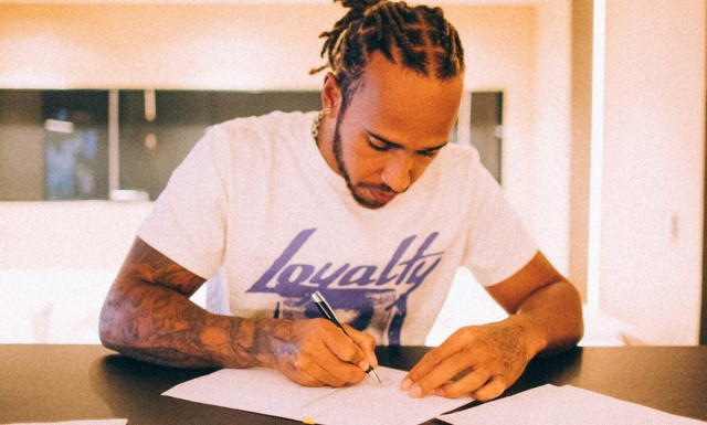 O Lewis Hamilton ρίχνει «κλεφτές ματιές» στα IndyCar