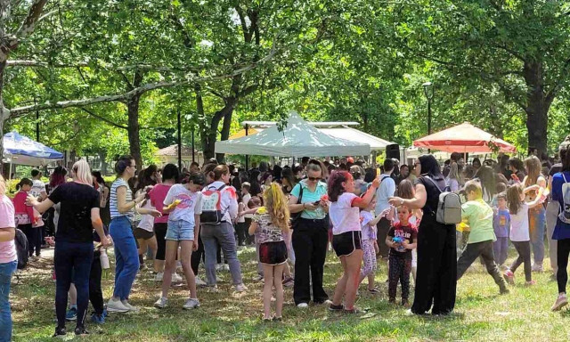 Λάρισα: Μικροί και μεγάλοι σε «πόλεμο» αγάπης και χρωμάτων στο πάρκο Αλκαζάρ