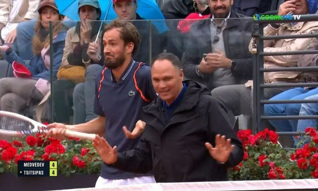Στέφανος Τσιτσιπάς: Νεύρα και γκρίνια από τον Μεντβέντεφ, διακόπηκε ο ημιτελικός στη Ρώμη (vids)