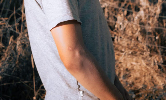 Κρήτη: Τουρίστρια κατέβασε το παντελόνι της και έκανε την ανάγκη της στην πιάτσα των ταξί