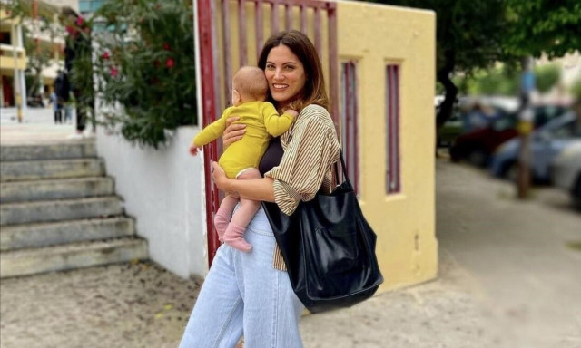 Μαίρη Συνατσάκη: Πήγε να ψηφίσει αγκαλιά με την κορούλα της