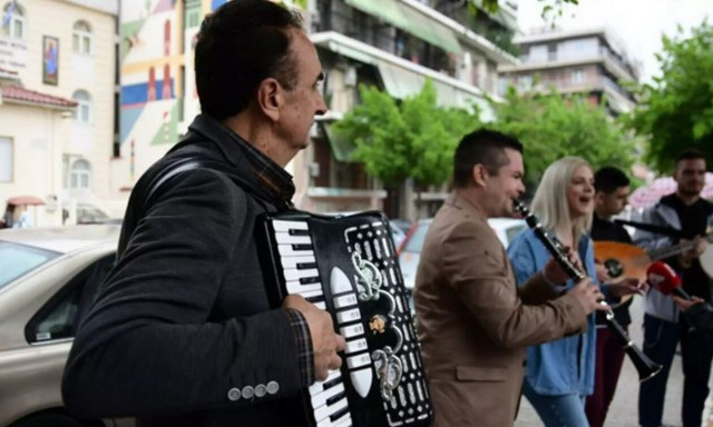 Εκλογές 2023 – Λάρισα: Υπό τους ήχους του κλαρίνου ψηφίζουν οι πολίτες