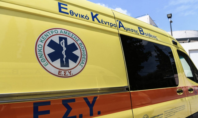 Τροχαίο στην Ιεράπετρα: Αυτοκίνητο παρέσυρε τρία άτομα - Στο νοσοκομείο παιδί 3 ετών