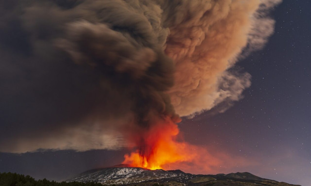 Σικελία: Εξερράγη η Αίτνα – Ανεστάλησαν οι πτήσεις στην Κατάνια