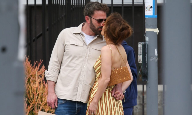 Άφλεκ - Λόπεζ: Καυτά φιλιά μετά τις φήμες για προβλήματα στη σχέση τους