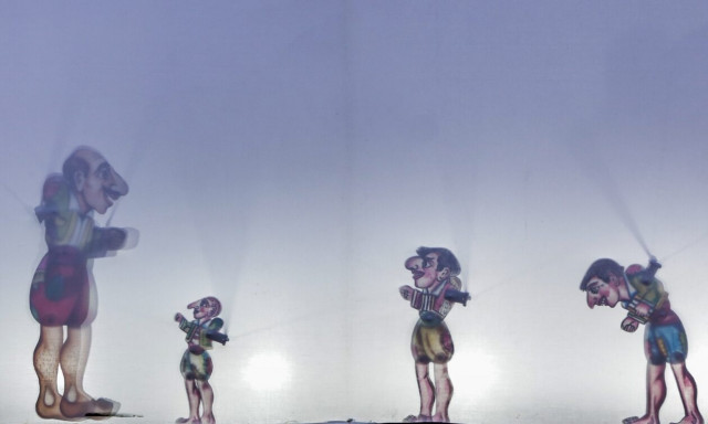 Εκλογές 2023: Ο Καραγκιόζης «πρωθυπουργός» κατεβαίνει με τον συνδυασμό «Παράγκα»