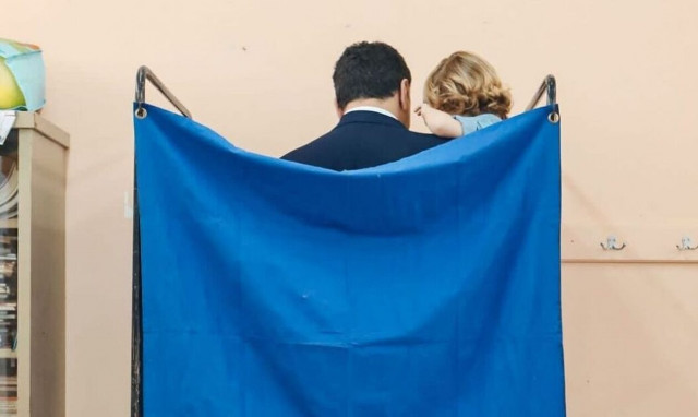 Εκλογές 2023: Με τον γιο του στην αγκαλιά ψήφισε ο Βασίλης Κικίλιας