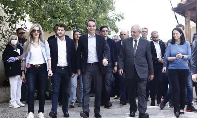 Εκλογές 2023: Ψήφισε ο Κυριάκος Μητσοτάκης - Συνοδευόταν από τα παιδιά του Δάφνη και Κωνσταντίνο