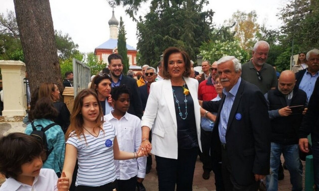 Εκλογές 2023 – Ντόρα Μπακογιάννη: Ψήφισε στα Χανιά παρέα με τα εγγόνια της