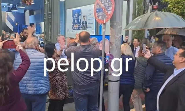 Πάτρα: Ξέφρενοι πανηγυρισμοί υπό βροχή στο εκλογικό τμήμα της ΝΔ - Δείτε βίντεο