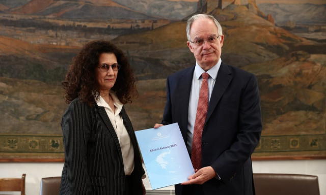 Εκλογές 2023: Η Καλλιόπη Σπανού παραδίδει τα τελικά αποτελέσματα στον Κώστα Τασούλα