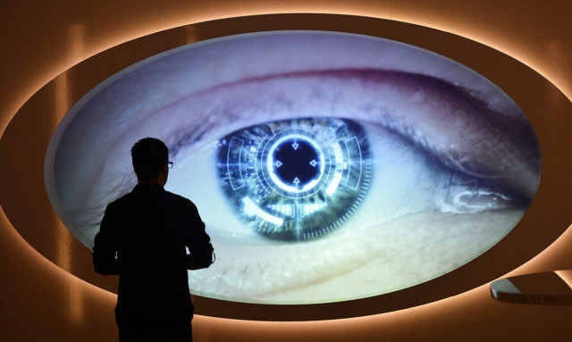 Γερμανία: Ζητούνται επίδοξοι Τζέιμς Μποντ - Απαγορεύεται η τηλεργασία