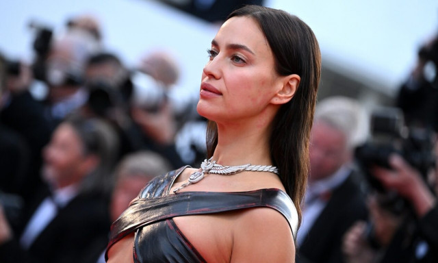 Ιρίνα Σάικ: Η αποκαλυπτική εμφάνιση στο κόκκινο χαλί στο Φεστιβάλ των Καννών 