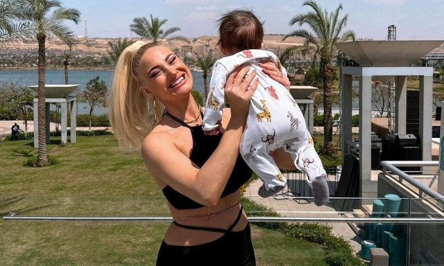 Ιωάννα Τούνη: Καλημέρισε τους διαδικτυακούς της φίλους με μία φωτογραφία από την ώρα που θηλάζει