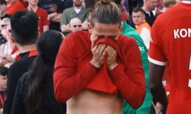 Κώστας Τσιμίκας: Πλάνταξε στο κλάμα - Το βίντεο που ανησύχησε τους φίλους της Λίβερπουλ