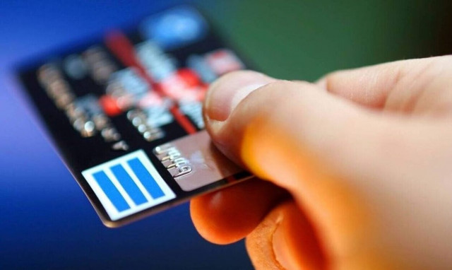 Οι νέοι προτιμούν τα μετρητά και οι ηλικιωμένοι τις κάρτες