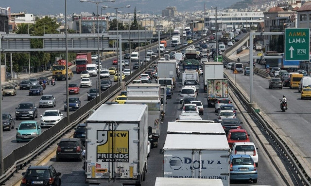 Κίνηση: Στο «κόκκινο» ο Κηφισός - Καθυστερήσεις και στα δύο ρεύματα