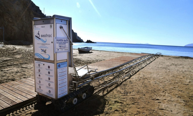 Ράμπα για άτομα με κινητικά προβλήματα σε παραλία της Ανάφης