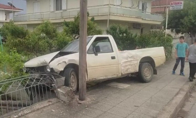 Παρολίγον τραγωδία στα Τρίκαλα: Αγροτικό προσέκρουσε σε όχημα και γκρέμισε τοίχο
