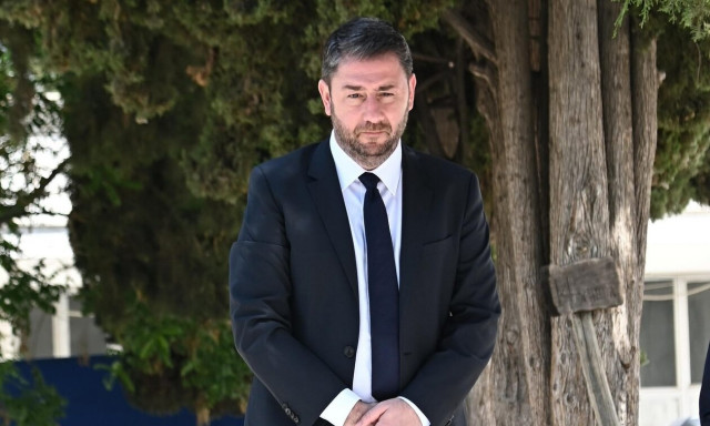 Εκλογές 2023: Ο Νίκος Ανδρουλάκης άφησε ένα λευκό τριαντάφυλλο στον τάφο της Φώφης Γεννηματά