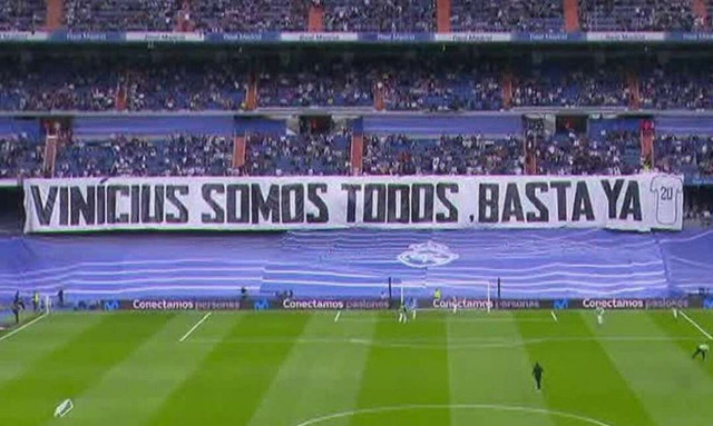 Πανό συμπαράστασης στον Βινίσιους: «Φτάνει πια»!