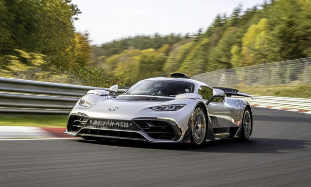 Στάχτη μία πανάκριβη Mercedes-AMG One