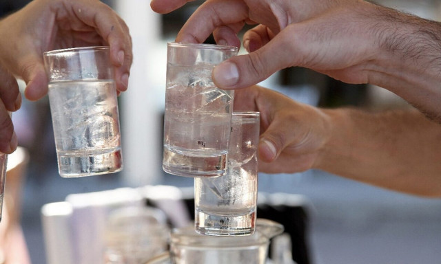 Τρεις λόγοι που δεν μπορώ να αντισταθώ στη διαχρονική δήλωση «πάμε για τσίπουρο»