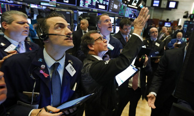 «Σύννεφα» στη Wall Street – Στο κενό οι διαπραγματεύσεις για το όριο δανεισμού των ΗΠΑ