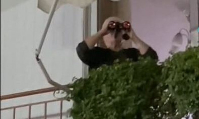 Αγρίνιο: Γιαγιά «κατάσκοπος» βγήκε στο μπαλκόνι με τα... κιάλια