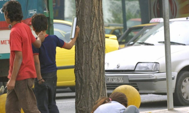Ρόδος: Παράτησε το 7χρονο παιδί της στον δρόμο για να αποφύγει τη σύλληψη