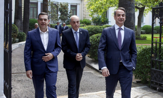 Σύσκεψη πολιτικών αρχηγών: Τα χαμόγελα Τσίπρα, ο άνετος Μητσοτάκης και η καθυστέρηση Κουτσούμπα