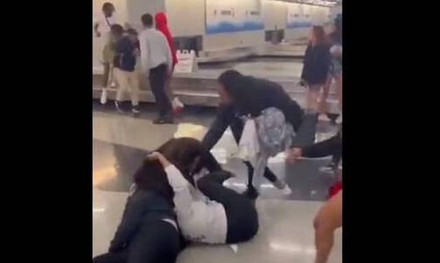 Απίστευτο βίντεο: «Ρινγκ» το αεροδρόμιο του Σικάγο - Άγριο ξύλο στον χώρο παραλαβής αποσκευών