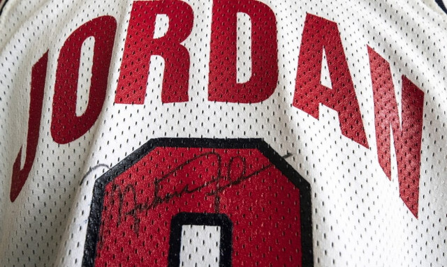 Πάνω από 3 εκατ. δολάρια πωλήθηκε φανέλα του Μάικλ Τζόρνταν