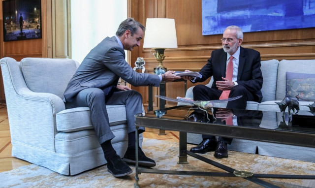 Ιωάννης Σαρμάς: Ο διάλογος με τον Κυριάκο Μητσοτάκη στις κάμερες - Τι περιείχε ο μπλε φάκελος