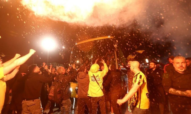 AEK: «Μπλόκο» στα διόδια και πάρτι μέχρι το πρωί στη Νέα Φιλαδέλφεια για το νταμπλ (vids+pics)