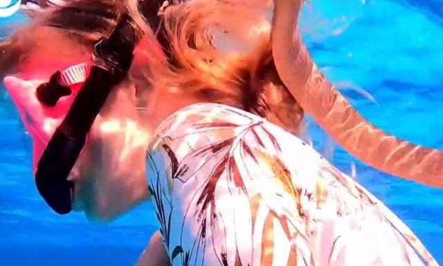 Τρομακτικό βίντεο: Δηλητηριώδες φίδι περικυκλώνει κολυμβήτρια στην Αυστραλία