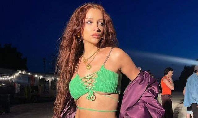 Ελένη Φουρέιρα: Ποζάρει τόπλες λίγο πριν ανέβει στη σκηνή μετά τη γέννηση του γιου της