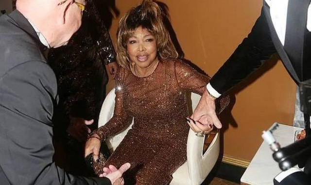 Τίνα Τέρνερ: Η τελευταία δημόσια εμφάνιση - «Ήταν αδύναμη και χρειαζόταν βοήθεια για να βαδίσει»