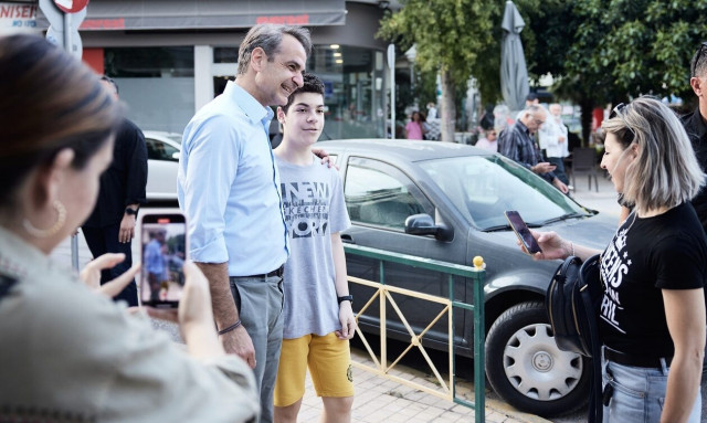 Κυριάκος Μητσοτάκης: Μίλησε με πολίτες στο Μοσχάτο και επισκέφθηκε το περίπτερο της ΝΔ