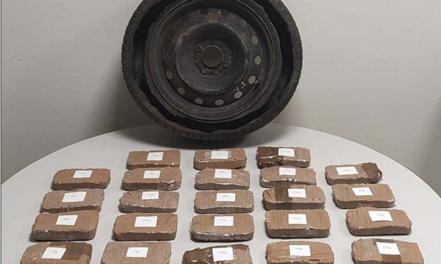 Θεσσαλονίκη: Έκρυβαν στη ρεζέρβα του αυτοκινήτου περισσότερα από 12 κιλά ηρωίνης