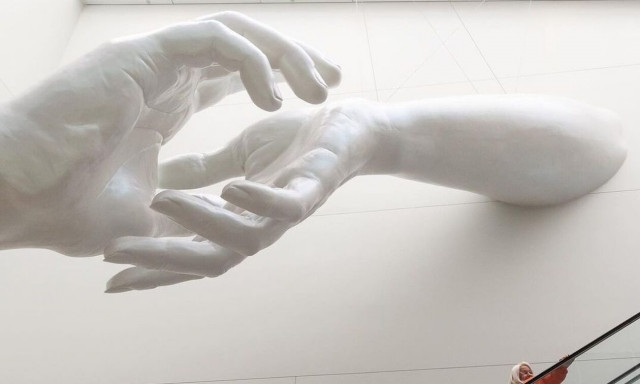 Δύο πελώρια γλυπτά χέρια καλωσορίζουν τους ταξιδιώτες στο αεροδρόμιο του Σικάγου