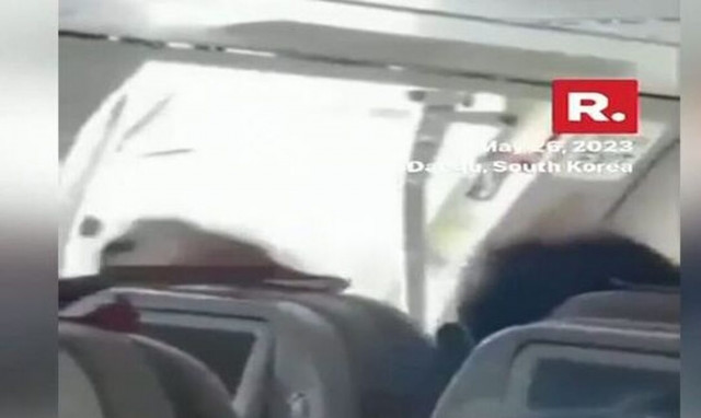 Τρόμος σε αεροπλάνο: Επιβάτης άνοιξε την πόρτα εν ώρα πτήσης - Δείτε βίντεο