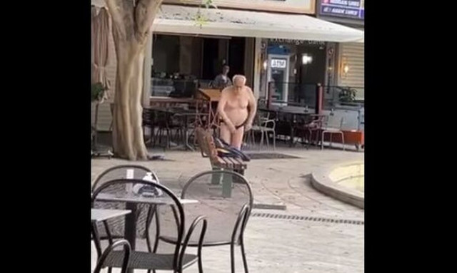 Ηράκλειο: Ηλικιωμένος έγινε viral όταν μπήκε στο σιντριβάνι με εσώρουχο