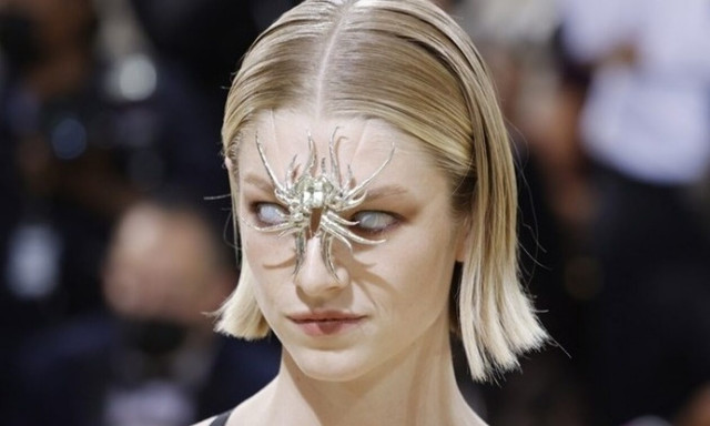 H Χάντερ Σέιφερ πρωταγωνιστεί στο πολλά υποσχόμενο μιούζικαλ «Mother Mary»