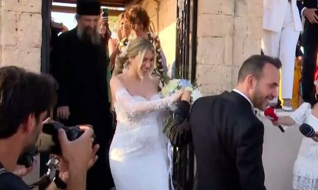 Πάνος Μουζουράκης: Η σπόντα στους δημοσιογράφους που βρέθηκαν στον γάμο και οι ευχές των γονιών