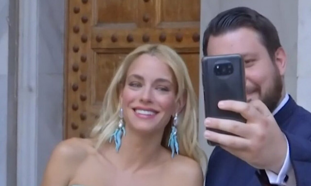 Δούκισσα Νομικού: Συγκινήθηκε στον γάμο του αδερφού της - Έβγαλε σέλφι με τον παπά