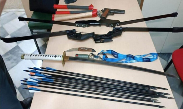 Κοζάνη: 49χρονος επιτέθηκε σε αστυνομικούς με ξίφος, τόξο, βέλη και σπρέι πιπεριού