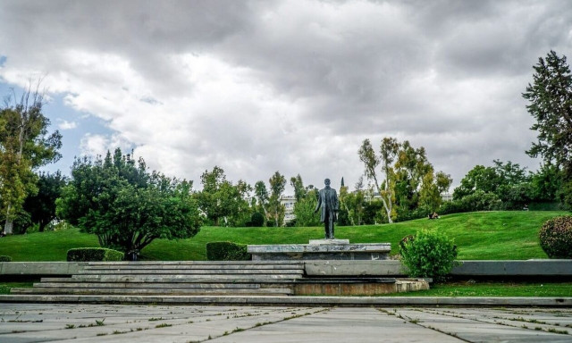 Partly sunny with a chance of showers in most parts of Greece on Monday